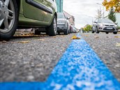 Parkovací místa označená modrou barvou budou moci od 1. listopadu využívat jen... Parkovací místa označená modrou barvou budou moci od 1. listopadu využívat jen...