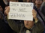 Lidé před Pražským hradem protestovali proti Zemanovi a Babišovi. (17. října... Lidé před Pražským hradem protestovali proti Zemanovi a Babišovi. (17. října...