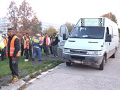 V dodávce, kterou v Hradci Králové zastavila policie, se mačkalo 26 dělníků.... V dodávce, kterou v Hradci Králové zastavila policie, se mačkalo 26 dělníků....
