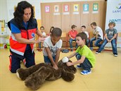 Záchranářka Dana Polášková předváděla prvňáčkům na ZŠ Mikoláše Aleše ve Zlíně... Záchranářka Dana Polášková předváděla prvňáčkům na ZŠ Mikoláše Aleše ve Zlíně...
