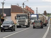 Nekonečné proudy aut každý den ucpávají vesnice na trase z Olomouce do Přerova... Nekonečné proudy aut každý den ucpávají vesnice na trase z Olomouce do Přerova...