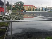 I když firma strhla umělý trávník, hřiště Slavie se po intenzivním dešti ocitlo... I když firma strhla umělý trávník, hřiště Slavie se po intenzivním dešti ocitlo...