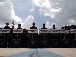 Venezuelt vojci s volebnmi lstky a dalmi materily, kter budou poteba...