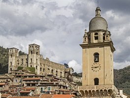 Kostel v italsk obci Dolceacqua, ktermu na pouitch fotografich v...