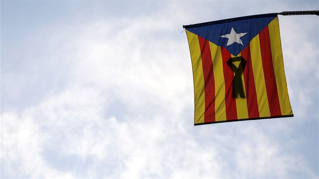 Katalnsk vlajka s ernou stuhou, kterou v Barcelon kdosi vyvsil den po vystoupen premira Carlese Puigdemonta (11. jna 2017)