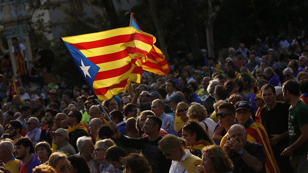 Stoupenci katalnsk nezvislosti sleduj vystoupen premira Carlese Puigdemonta v parlamentu (10. jna 2017)