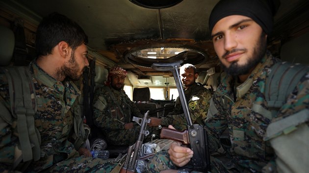 Bojovnci arabsko-kurdsk koalice SDF v Rakk (16. jna 2017)