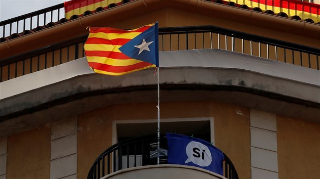 Vlajka katalnskch separatist, npis ano a panlsk vlajka vis z balkn na domu v Barcelon (14. jna 2017)