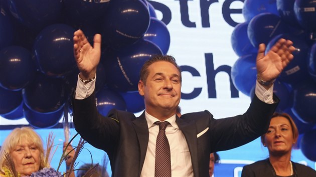 Hans-Christian Strache, pedseda krajn pravicov a siln euroskeptick Svobodn strany Rakouska, zdrav pznivce ve Vdni. (15. jna 2017)