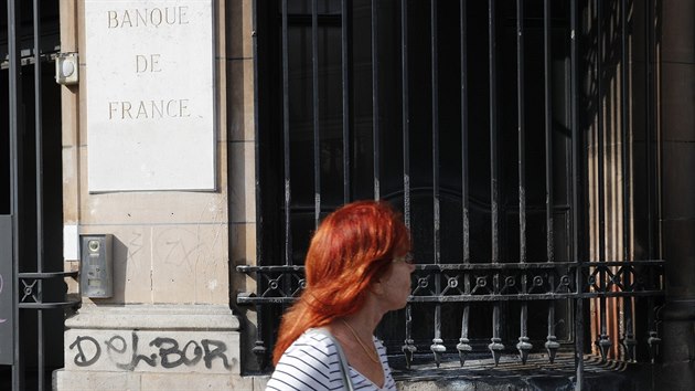 Kolemjdouc pozoruje nsledky poru, je u budovy francouzsk centrln banky v Pai zaloil petrohradsk angaovan umlec Pjotr Pavlenskij (16. jna 2017)