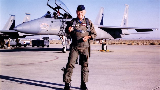 jen 1997, Chuck Yeager bhem pipomnky padestho vro pokoen zvukov bariry letl na letounu F-15, na kterm se stejn jako na rekordnm stroji objevil npis Glamorous Glennis.