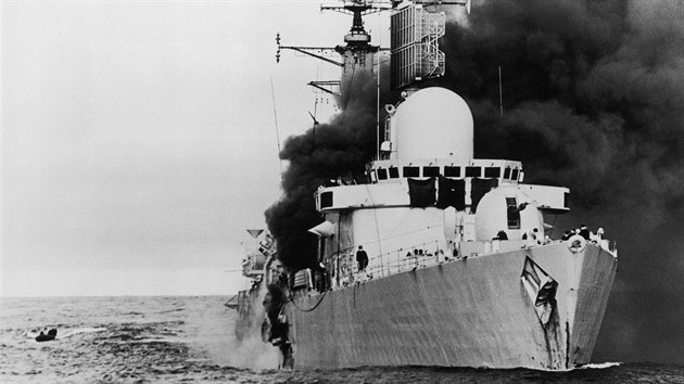 HMS Sheffield po zásahu argentinské rakety (4. kvtna 1982)