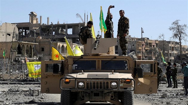 Arabsko-kurdsk milice SDF dobyly z rukou bojovnk Islmsk stt msto Rakk (17. jna 2017)