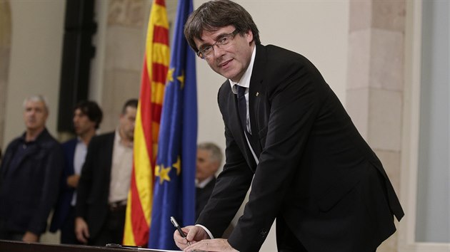 Pedseda regionln vldy Charles Puigdemont podepisuje deklaraci o nezvislosti.