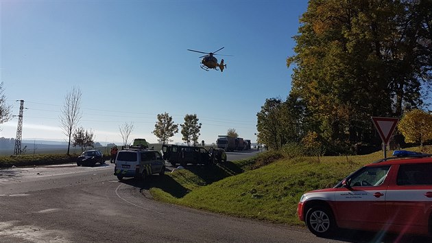 Na hlavnm tahu mezi Jihlavou a Havlkovm Brodem havarovala ti auta. Celkem se pi srce zranilo deset lid. Na mst zasahoval i vrtulnk zchrann sluby.