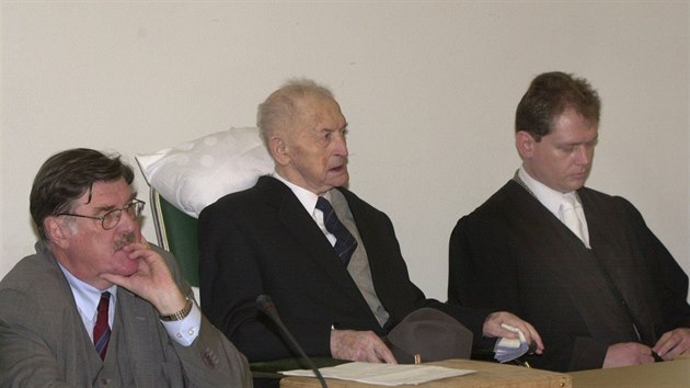 Tady je Anton Malltoh na snmku se svmi prvnky Klausem Goebelem (vlevo) a Ernstem Guenterem (vpravo).
