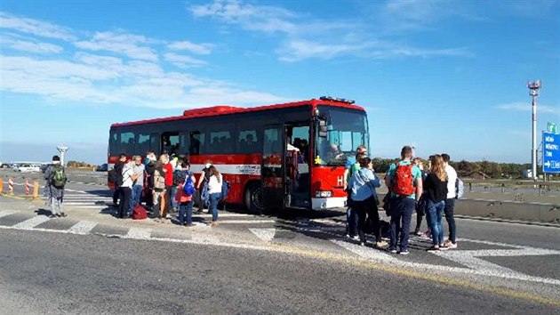 Dopravu na dlnici D8 u Zdib zastavila nehoda zjezdovho autobusu a dvou nkladnch aut (14. jna 2017)