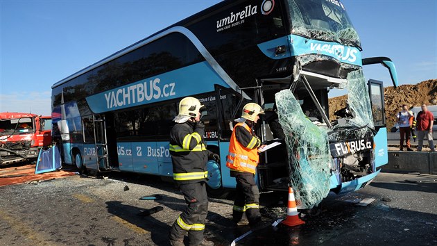 Dlnici D8 u Zdib zavela nehoda zjezdovho autobusu a dvou nkladnch aut (14. jna 2017)