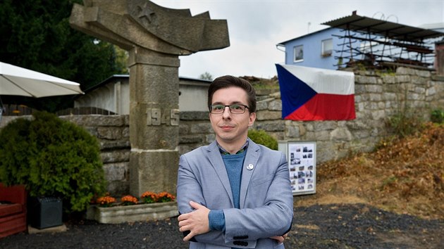 len Spolku za estetiku veejnho prostoru Jindich Gubi ped zachrnnou plastikou tefana Nejeschleby.