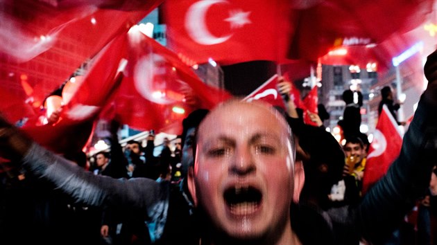 Vtz kategorie AKTUALITA (single): Robert Barca, voln fotograf  Ano Erdoganovi, Ne demokracii