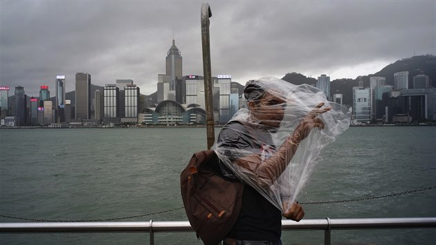 Hongkong se pipravuje na pchod tajfunu Khanun. (15. jna 2017)