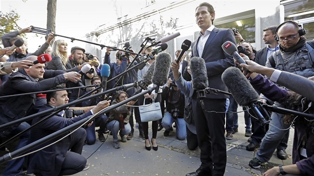 Rakousk ministr zahrani, pedseda lidovc a favorit parlamentnch voleb v Rakousku Sebastian Kurz v obleen novin. (15. jna 2017)