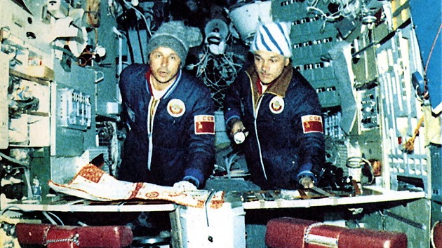Savinych (vlevo) a Danibekov pi skutenm zchrannm letu na stanici Saljut-7 v sti s dicm a ovldacm pultem.