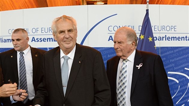 esk prezident Milo Zeman se podepisuje do pamtn knihy ped svm vystoupenm na Parlamentnm shromdn Rady Evropy. (10. jna 2017)