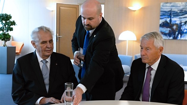 Milo Zeman se ped svm vystoupenm na Parlamentnm shromdn Rady Evropy  setkal s generln generlnm tajemnkem Rady Evropy Thornbjrnem Jaglandem. (10. jna 2017)