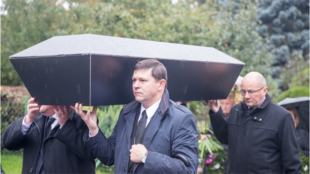 Lkai na demonstraci ve lebech na Kutnohorsku symbolicky mstn uzavenou ordinaci. Na snmku vzadu pedseda Sdruen ambulantnch specialist Zorjan Jojko (10. jna 2017)