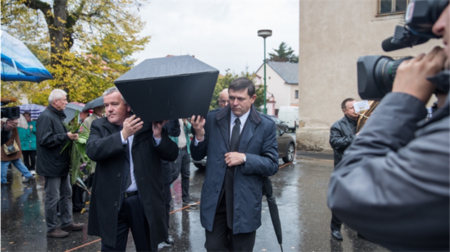 Lkai na demonstraci ve lebech na Kutnohorsku symbolicky pohbili mstn uzavenou ordinaci. (10. jna 2017)