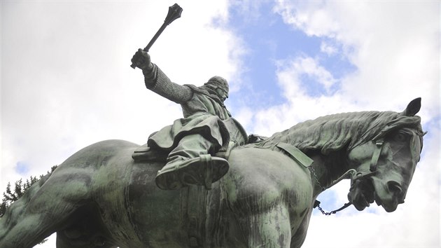 Pmo v Pibyslavi maj velkou jezdeckou sochu Jana iky, jejm autorem je socha Bohumil Kafka. Jeho socha husitskho vojevdce na koni je rovn v Praze na Vtkov.