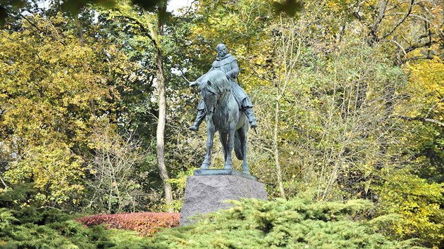 Pmo v Pibyslavi maj velkou jezdeckou sochu Jana iky, jejm autorem je socha Bohumil Kafka. Jeho socha husitskho vojevdce na koni je rovn v Praze na Vtkov.