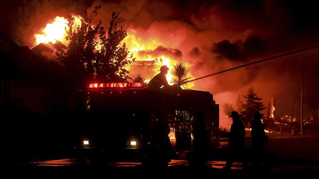 S ohnm v Kalifornii bojuj tiscovky hasi, ada por stle nen pod kontrolou. (9. 10. 2017)