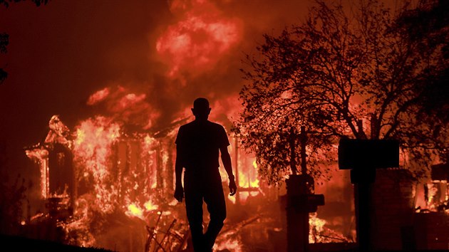 S ohnm v Kalifornii bojuj tiscovky hasi, ada por stle nen pod kontrolou. (9. 10. 2017)