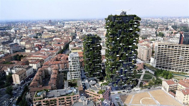 Dv rezidenní budovy nazývané Bosco Verticale (vertikální les) v Milán