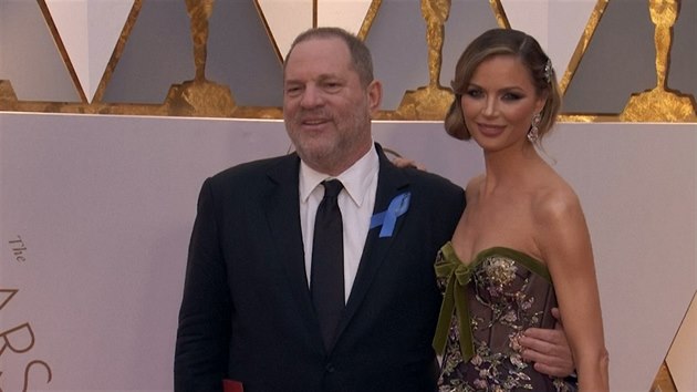 Weinsteina po skandlu opustila manelka, obtoval i Jolie a Paltrowovou.