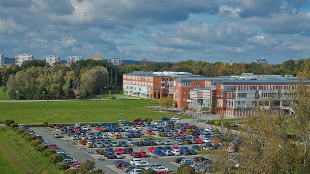 Mezi hlavn silnic a kampusem Univerzity Hradec Krlov u tenisovch kurt by mohl vyrst parkovac dm (9.10.2017).