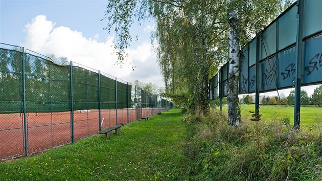 Mezi hlavn silnic a kampusem Univerzity Hradec Krlov u tenisovch kurt by mohl vyrst parkovac dm (9.10.2017).