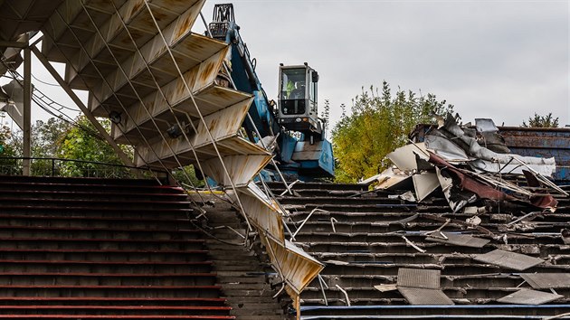 Osmaticetitunov bagr strhv hlavn tribunu fotbalovho stadionu v Hradci Krlov (10. 10. 2017).