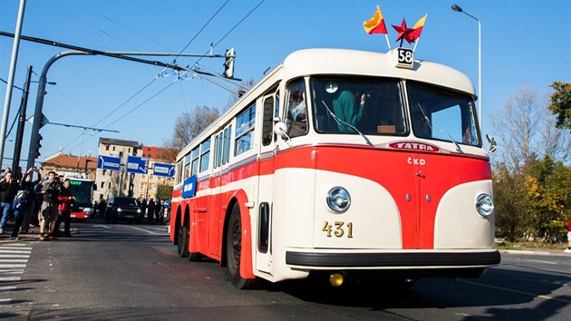 Pi dopolednm zahjen testovacho provozu si lid mohli prohldnout i star trolejbus Tatra T400, kter byl vyrbn na pelomu 40. a 50. let a byl jednm z nejrozenjch trolejbus v Praze.