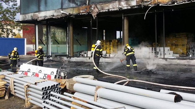 Hasiči vyjeli k požáru na rozestavěné budově v Holešovicích. (12.10.2017)