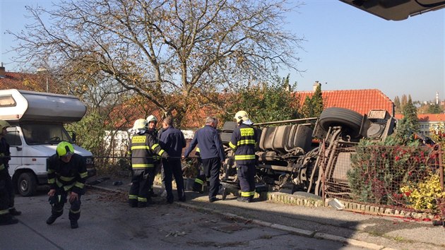 Popelsk auto sjelo ze svahu a nabouralo do dvou aut, nakonec se pevrtilo na soukrom pozemek. (17.10.2017)