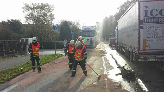 Hasii likviduj po stetu kamionu s osobnm autem v Ostetn nik 700 litr nafty. (18.10. 2017)