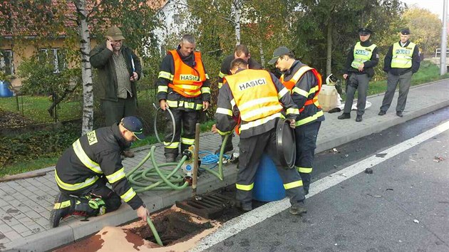 Hasii likviduj po stetu kamionu s osobnm autem v Ostetn nik 700 litr nafty. (18.10. 2017)