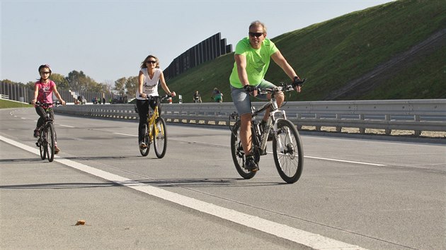 V ter veer na zprovoznnou st obchvatu Tince vjela prvn auta. Jet pedtm si novou silnici mohli bezpen prohldnout bruslai, cyklist i chodci.