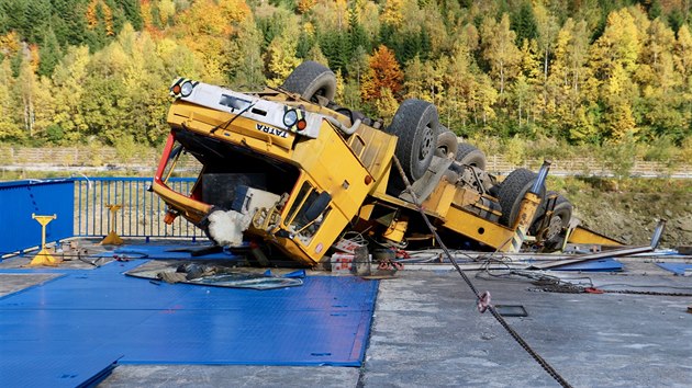 Bhem drby se na doln ndr peerpvac vodn elektrrny Dlouh strn pevrtil autojeb a zstal viset nad hladinou s ramenem pevrcenm do vody. Provoz elektrrny kvli tomu musel bt na nkolik dn peruen.