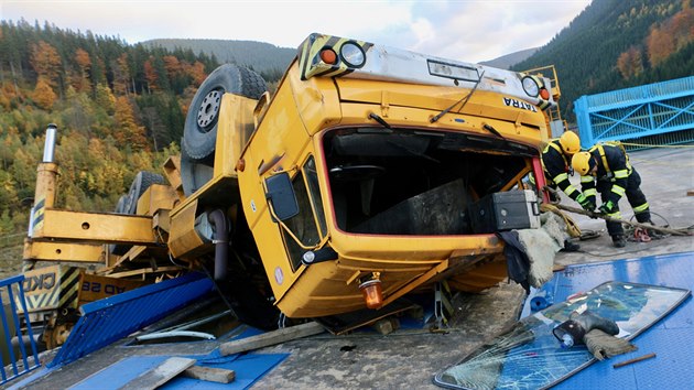 Bhem drby se na doln ndr peerpvac vodn elektrrny Dlouh strn pevrtil autojeb a zstal viset nad hladinou s ramenem pevrcenm do vody. Provoz elektrrny kvli tomu musel bt na nkolik dn peruen.