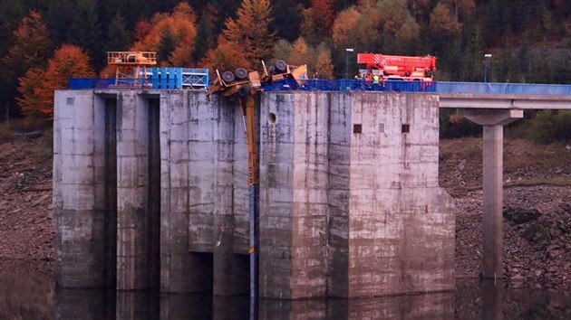 Bhem drby se na doln ndr peerpvac vodn elektrrny Dlouh strn pevrtil autojeb a zstal viset nad hladinou s ramenem pevrcenm do vody. Provoz elektrrny kvli tomu musel bt na nkolik dn peruen.