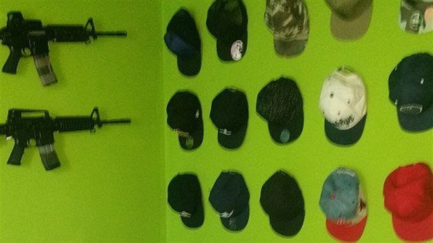 Zbrojní airsoftový arzenál v hradeckém bytě, kde se střílelo.